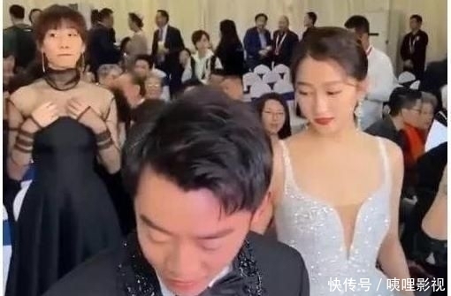  郑恺|众星合照郑恺站错位，发现自己“咖位”不够，满脸通红往后退