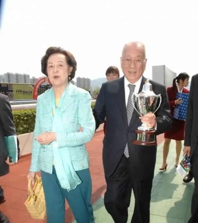 许晋亨|许晋亨妈妈多年后有无后悔,与其儿子娶李嘉欣,不如成全刘嘉玲