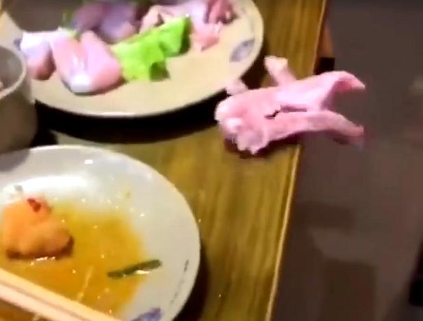 鸡肉|吓死个先人板板！生鸡肉突然爬出餐盘，跳下桌子逃跑了