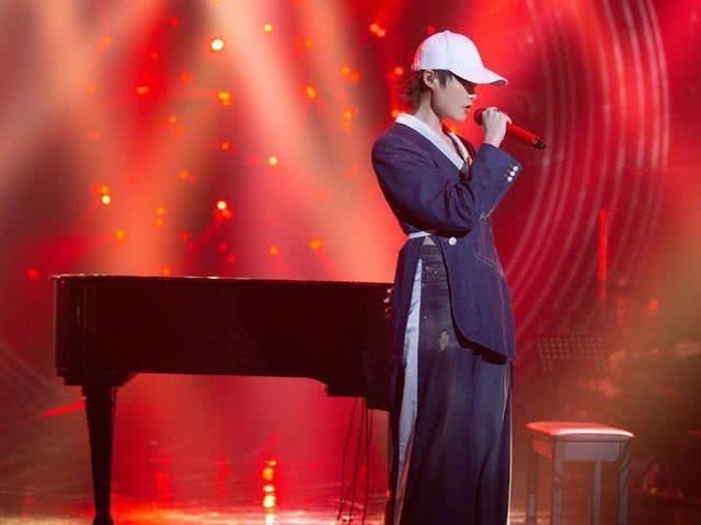  总决赛|李宇春出席青你2总决赛亲身演绎百变舞台，暖心助力成团夜