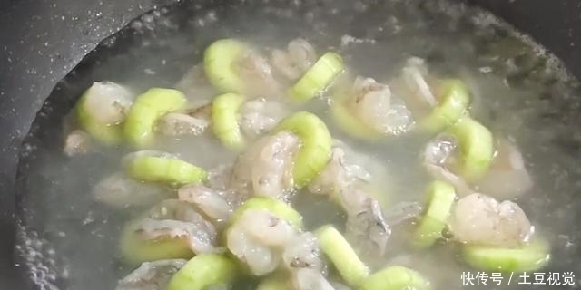  虾仁|黄瓜虾仁简单家常做法，虾肉Q弹、黄瓜清脆，非常适合在夏季吃