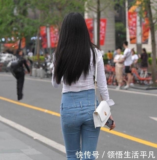 带来|牛仔裤带来与众不同的时尚气息，精美舒适自然，打造甜美迷人气质