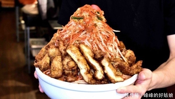 吃下去|这碗炸鸡面只要你吃完,这顿餐费免了,还送50000日元拿回家