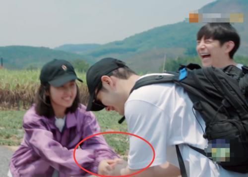 彭昱畅|黄晓明坐车离开,谁注意与张子枫的告别方式?这是对她成年的尊重