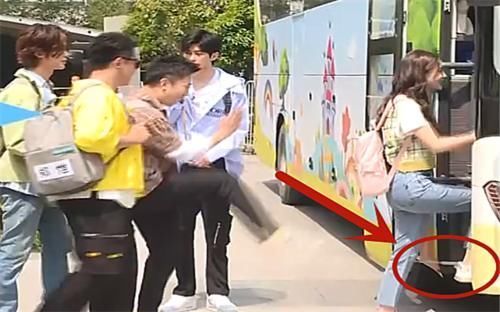 baby|baby杨颖录《跑男》时,有谁注意到她穿的鞋子?对男嘉宾最大的尊重!