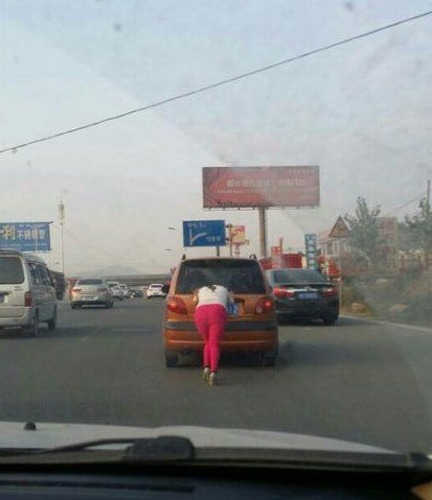  女朋友|爆笑段子：大学的时候我交了一个女朋友，经常去女生宿舍楼下等她