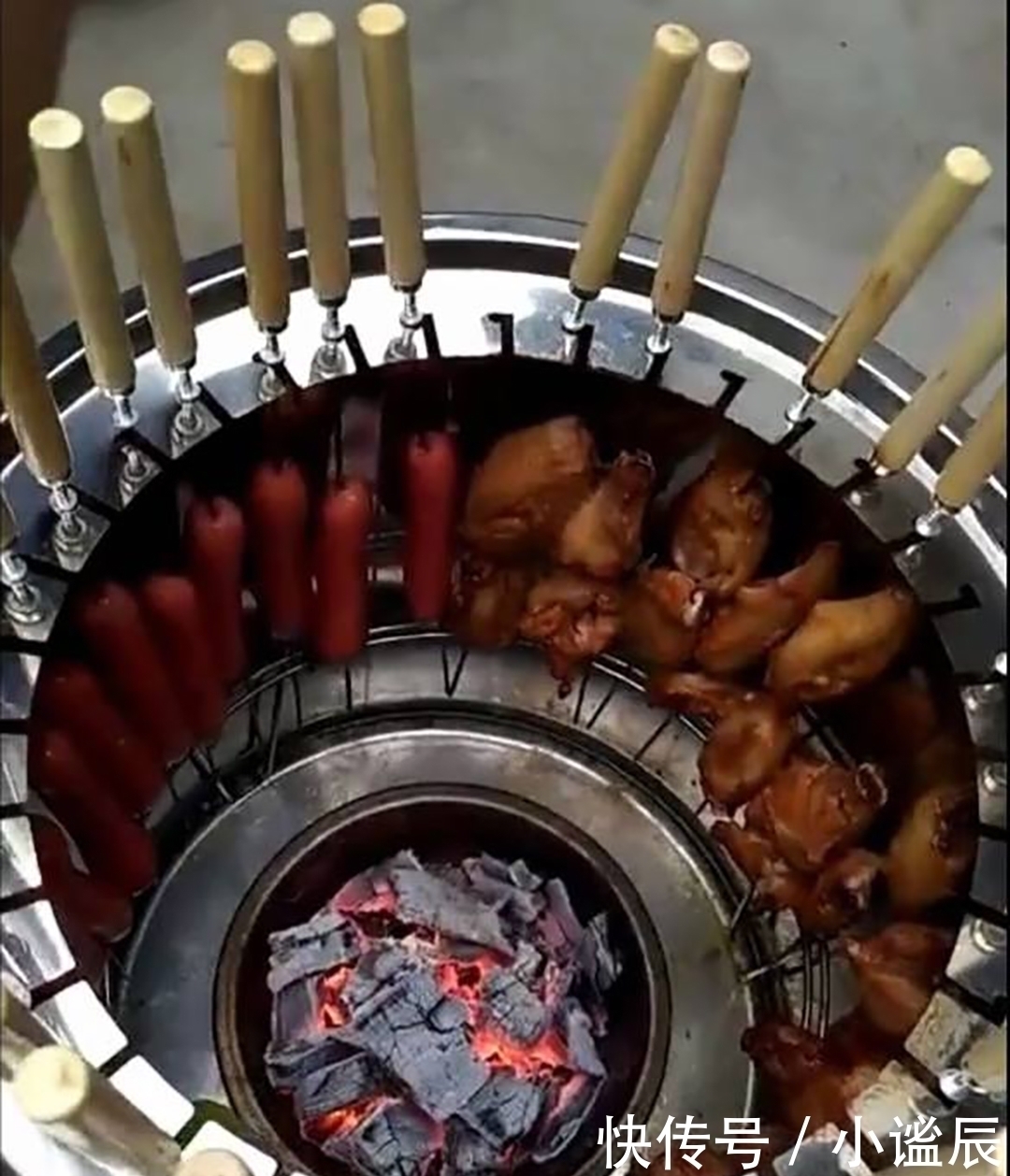 老大爷|老大爷街边卖“新式小吃”1根5元1根15元,1锅40根,1天卖掉30锅