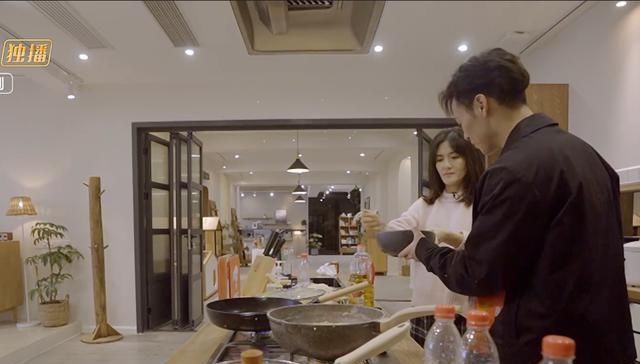 放大|董又霖吐槽谢娜厨艺,娜娜用白眼回应,放大看才知道谁厨艺好