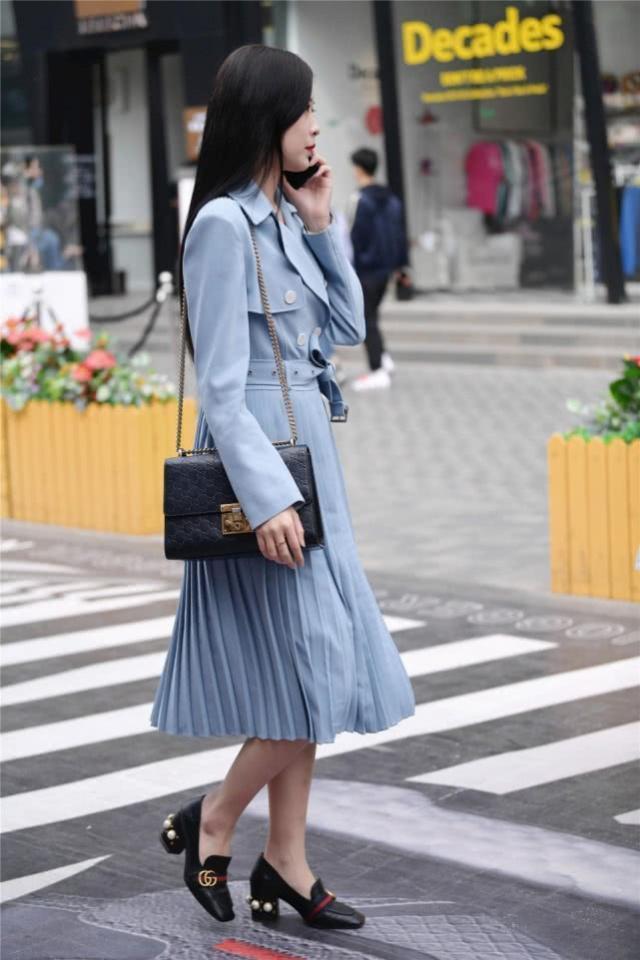 时尚|街拍清新时尚的小姐姐,身穿个性裙潇洒大方,轻松秀出曼妙身姿