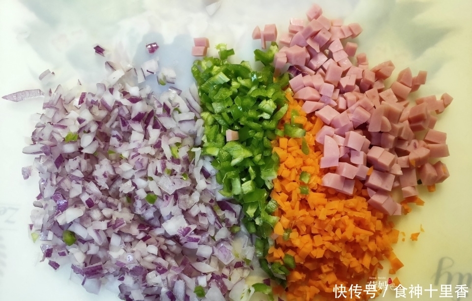 孩子|洋葱和鸡蛋别再炒着吃,做成早餐饼,鲜香可口,好吃又营养!