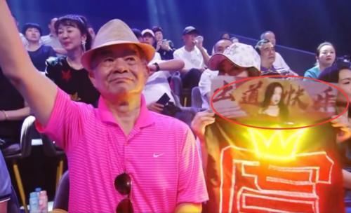  总决赛|青你2总决赛其他学员家人举应援牌就写名字，就虞书欣家人与众不同