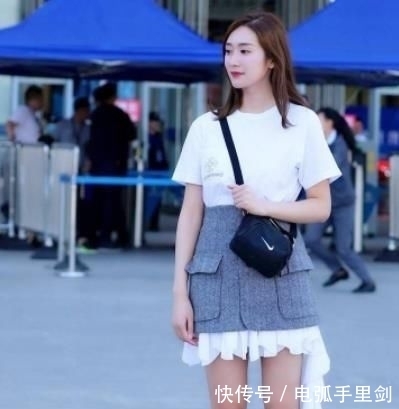  都值|街拍美女：等一个人好累，为了你一切都值！