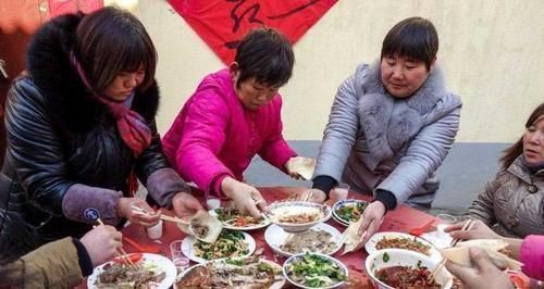 全家|奶奶带5岁孙子参加喜宴,事后全家被拉黑,得知真相妈妈火冒三丈