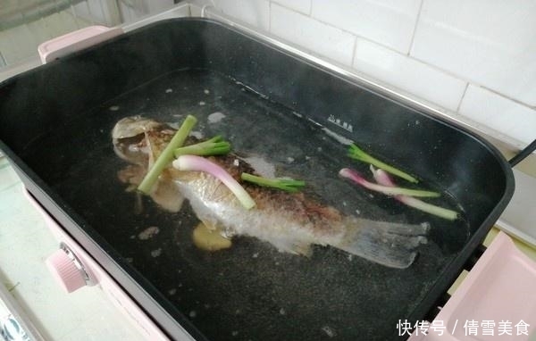  不鲜|无论煮什么鱼，直接下锅大错特错，少了这1步，鱼汤不鲜，腥味浓