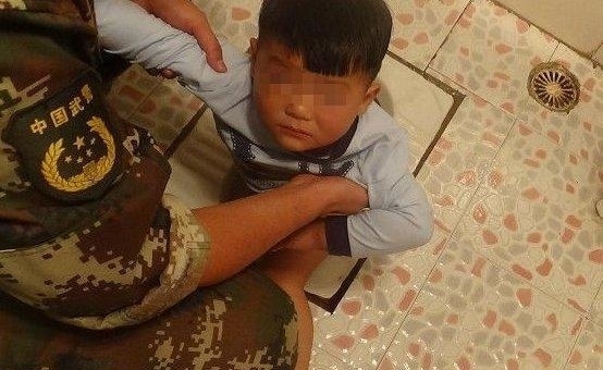 很久没|孩子上卫生间很久没出来,女子进去看清,随后打电话报警