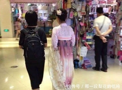 搞笑|搞笑图片幽默段子：你们也算一群人才，想到用冰块来降温，哈哈