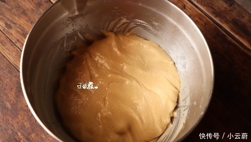 筋面粉|一斤多重的月饼有六个蛋黄,没等回油,就被抢走吃掉,有那么馋吗