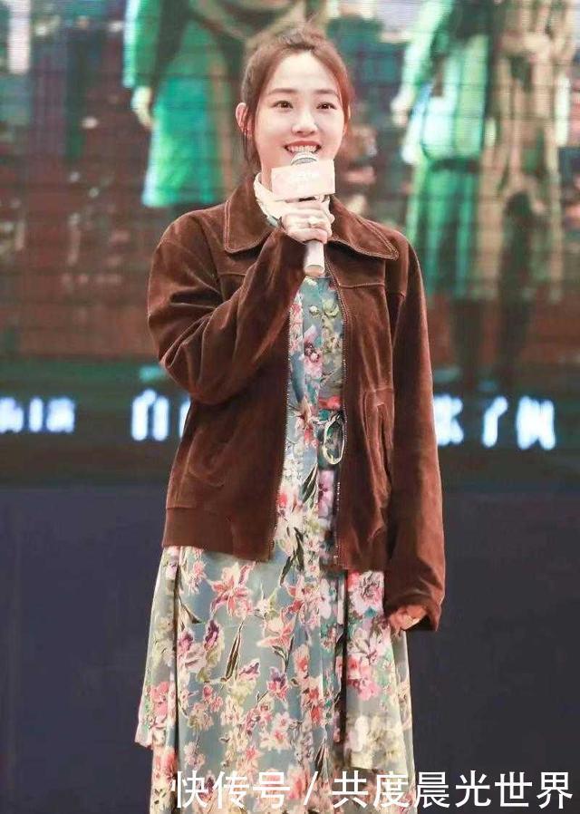 穿搭|白百何的时尚越来越看不懂了，碎花连衣裙配灯芯绒外套，太接地气