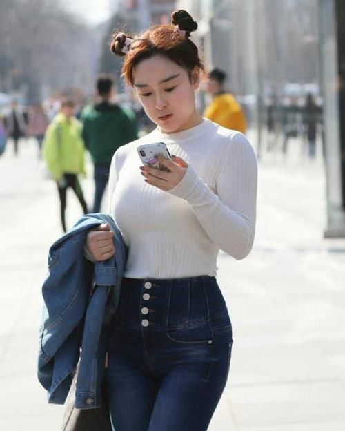 白色|街拍天生丽质的小姐姐,一条白色的连衣裙,时尚女神魅力