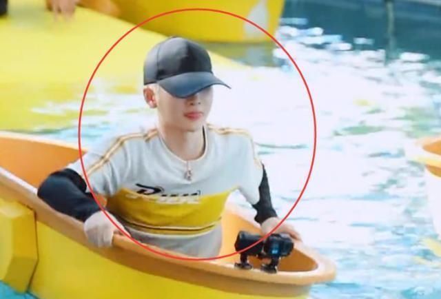 戴假发|《奔跑吧》唯一全程戴假发的嘉宾,中途不小心掉到水里,观众看懵