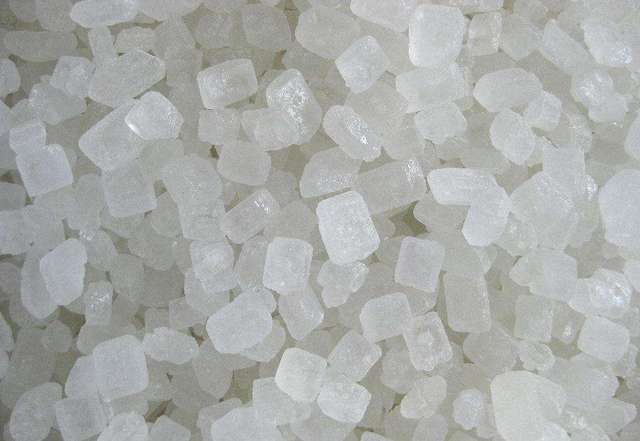 黄色|“冰糖”选白色小块好,还是黄色大块好里边的棉线到底能吃吗