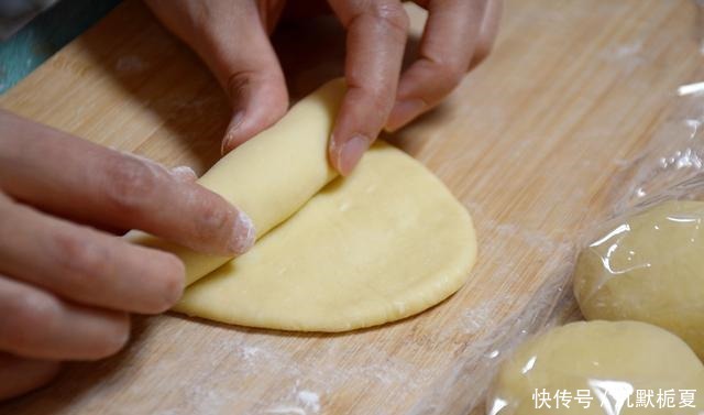  收藏|头一次做蜂蜜小面包，香甜松软一次成功，配方步骤都在这，收藏好