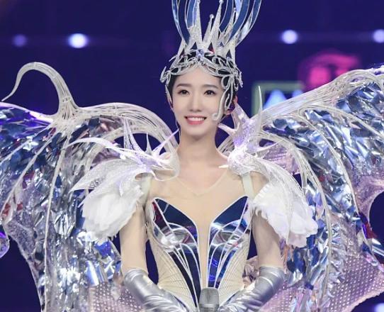  成名|孟美岐透露，在成名前，曾在韩国当练习生，一天只能睡三个小时