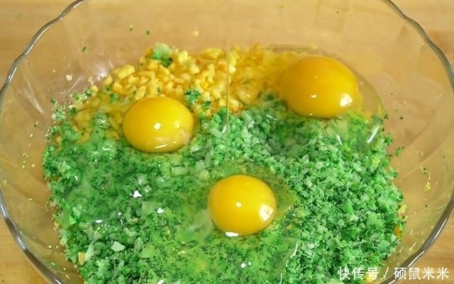 过瘾|秋天要多吃南瓜,加一朵西兰花,不用炒不用炖,一口一块真过瘾