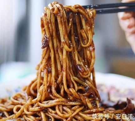 清洗干净|做炸酱面,不能直接炒酱,大厨手把手教你做,味道正宗,香气扑鼻