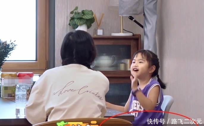 饺子|5岁饺子综艺中频出“情话”,杨子姗一脸宠溺,我却关注李诞反应