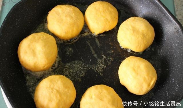 南瓜泥|早起5分钟,简单几步就能做出南瓜香蕉饼,煎一下两口一个