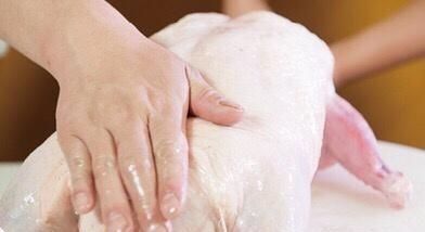 吃货|广式烧鹅这样做,皮脆肉嫩,肥而不腻,作为吃货必吃的美食