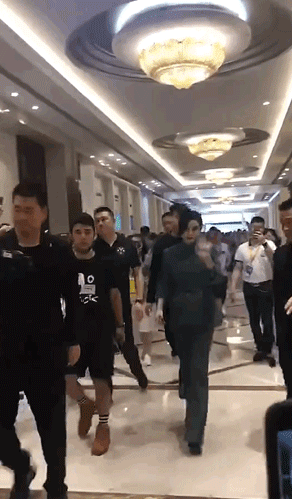  范冰冰|范冰冰又开始乱穿衣！身上堆了七八种颜色，真的不要学