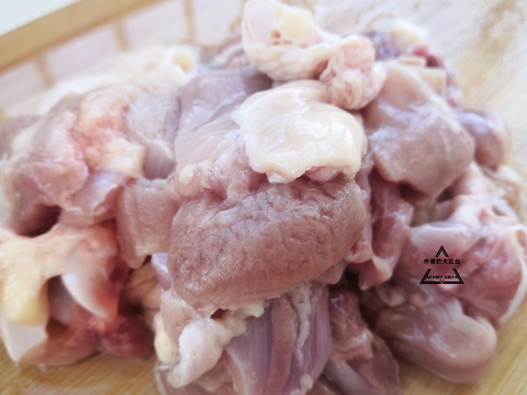  夏天|鸡肉夏天就该这样吃，不炒不炖不油炸，简单一做，楼道都能闻到香