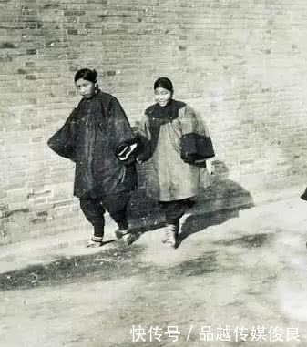 漂亮|真实老照片:晚清逛街的满族女子,第4张素颜照就挺漂亮的
