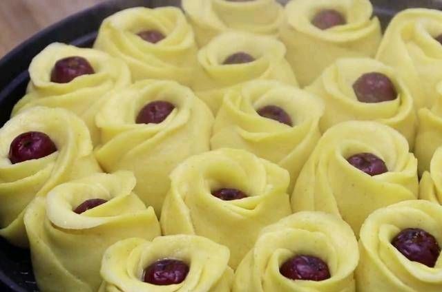  煮熟|做玉米粉最好的方法是把它煮熟，用大手擀，十分钟后煮熟。你吃得越多，越香