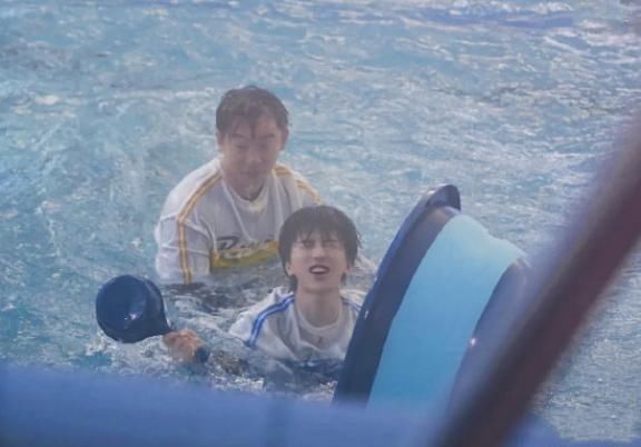  脱妆|蔡徐坤被郑恺按到水里，看到因遇水而“脱妆”的脸，这谁扛得住