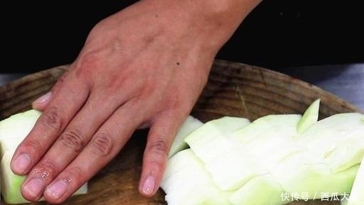 红烧肉|1个茄子、2个番茄,隔天就要吃1回,拿红烧肉都不换,又香又解馋