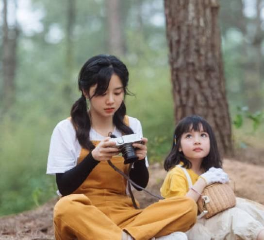  小女孩|小女孩对谭松韵说回家找妈妈，看清她下意识反应，粉丝太心疼
