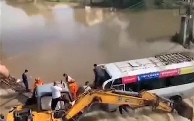  挖掘机|“洪水中救下14人”，这是挖掘机中的“救人机”