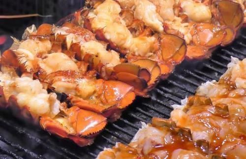 哥哥|小哥哥卖“高档小吃”,50元一个,不准食客挑,食客却排着长队买