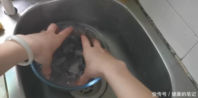 简单|手把手教你做营养又滋补的乌鸡汤,做法简单,汤汁鲜美可口