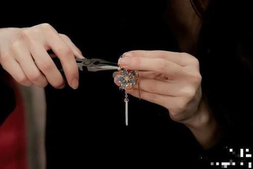 耳饰|baby制作手工耳饰,纤纤细手镂云裁月,看到成品网友们不淡定了