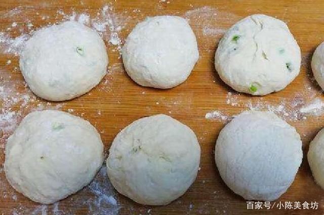 刷上一层|烙葱花饼时,不要只加葱花,多加一种食材,饼香软好吃有嚼劲