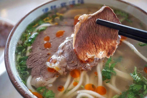 默默地|米其林厨师炫耀刀工,面包切88片,中国拉面师傅默默地拿起了牛肉