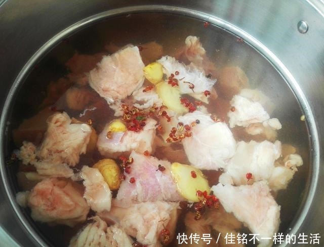  浸泡|炖羊肉汤，膻味太重不要慌，多放“2种”食材，汤汁透鲜没异味