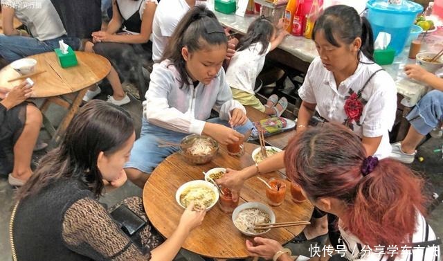 小山|云南最爱吃米线的城市,卖米线“堆成小山”,吃米线“一位难求”