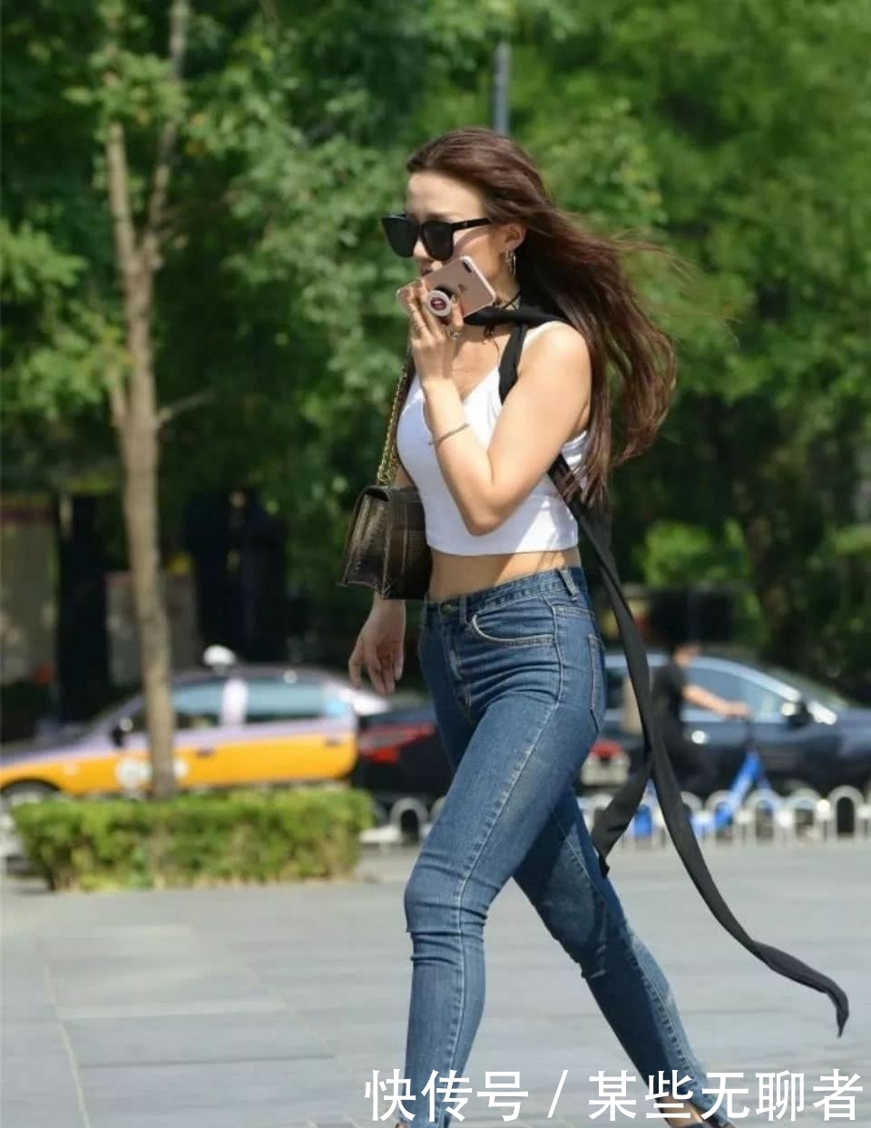 焕发|路人街拍:牛仔裤搭配白色吊装上衣,让你的美焕发光彩