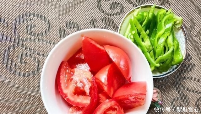  一块钱|夏天不懂吃这菜亏了,一块钱一大盘,比肉还抢手,清热润肺止咳