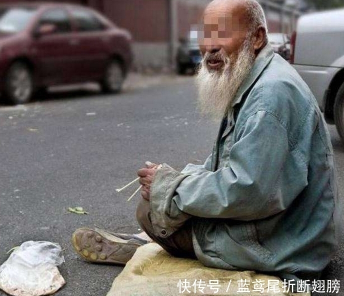  回来|拾荒老人捡到一个钱包，由于饥饿花掉30元，失主回来后却这样做